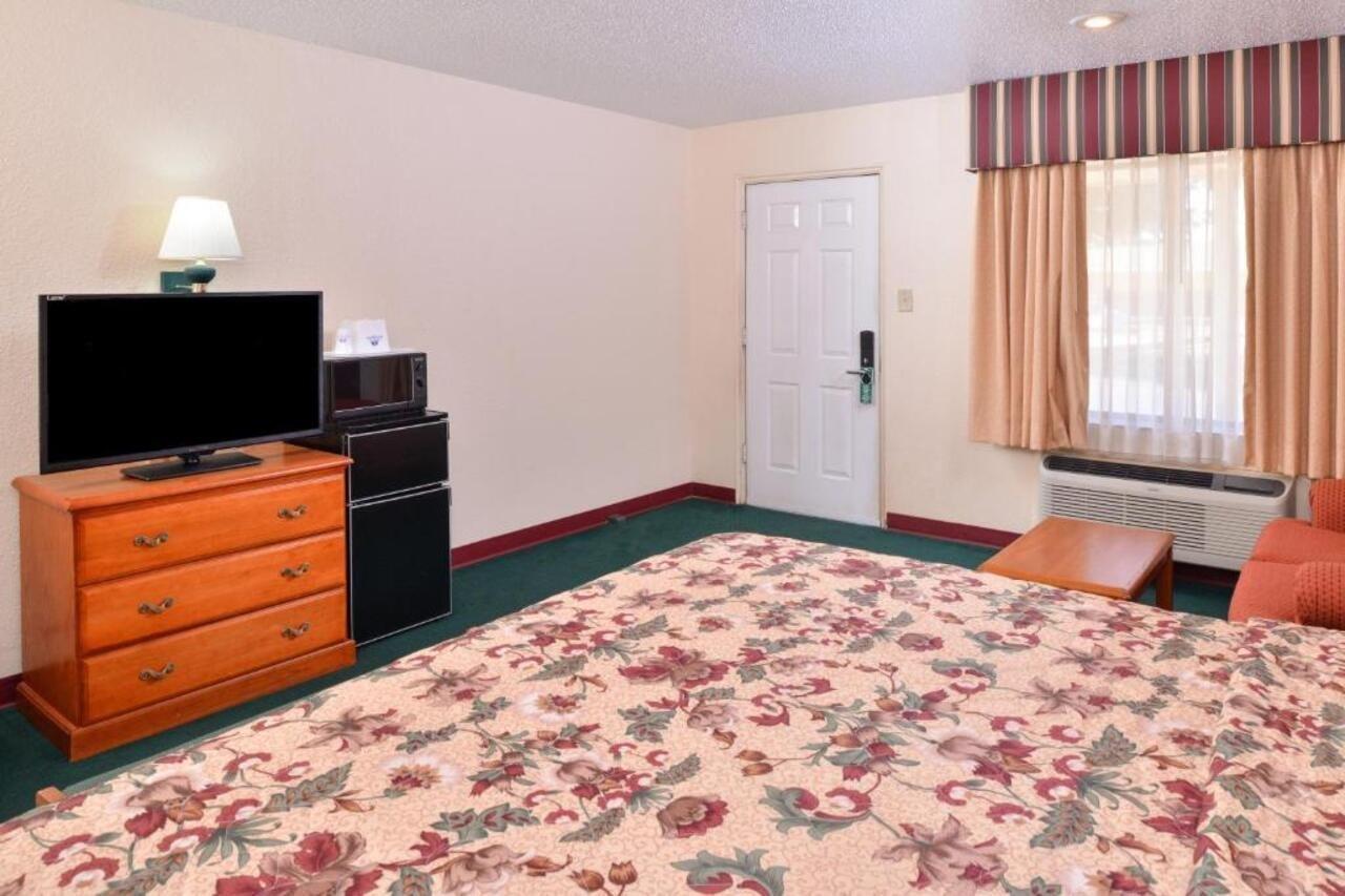 Americas Best Value Inn Lubbock East Exterior foto