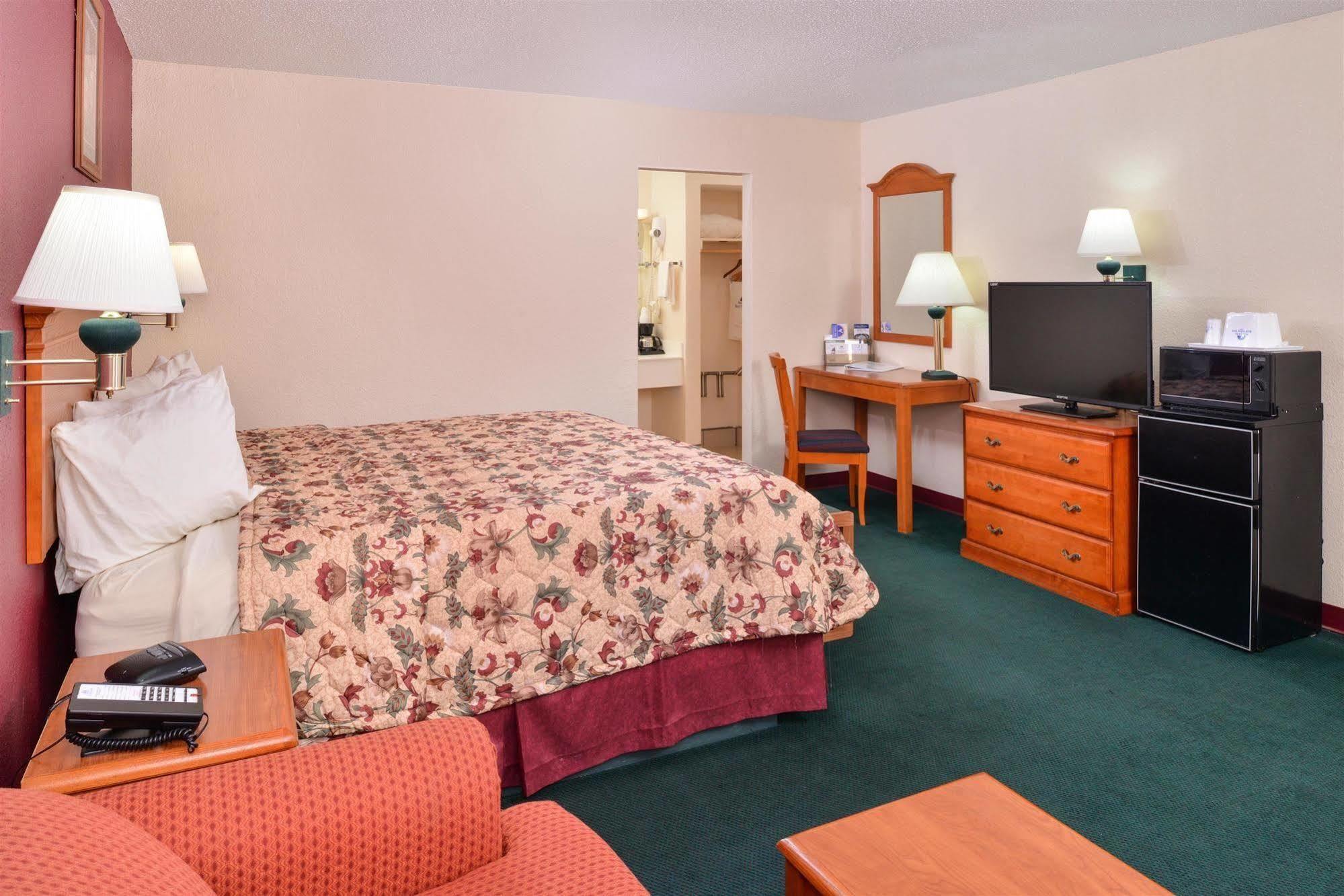 Americas Best Value Inn Lubbock East Exterior foto