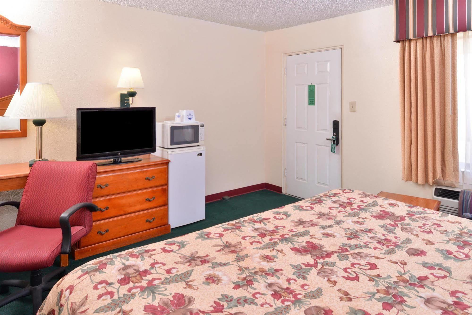 Americas Best Value Inn Lubbock East Exterior foto