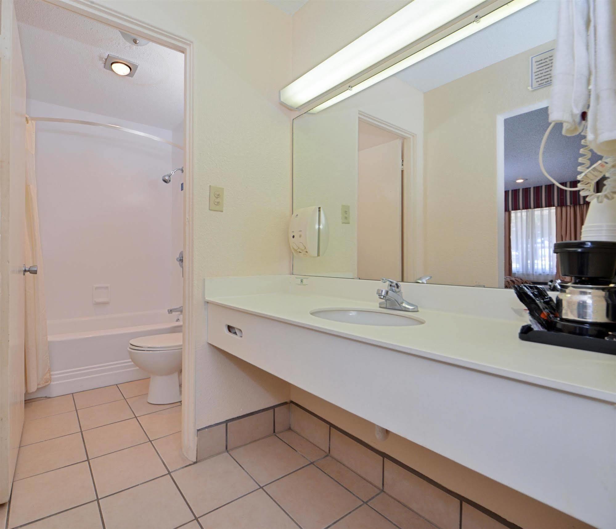 Americas Best Value Inn Lubbock East Exterior foto